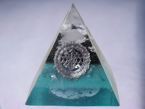 Orgonite pyramide noir bleu triangle d'or